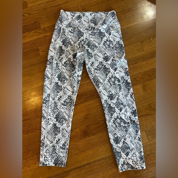 PINK Victoria’s Secret, snakeskin, pattern, leggings, size large very good cond - Picture 9 of 11